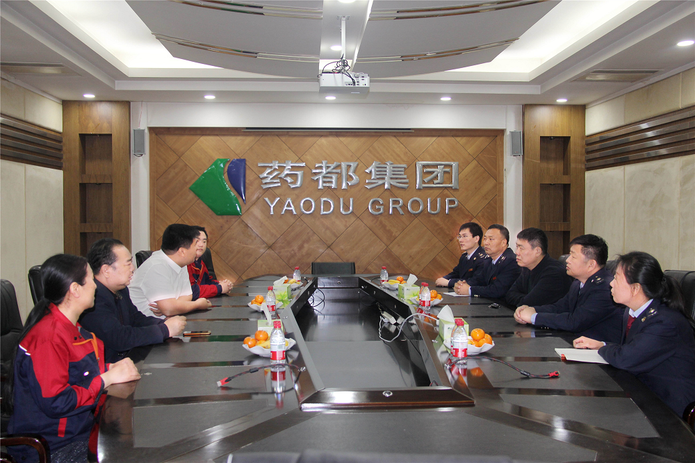 安國市稅務(wù)局吳會軍副局長一行來我公司宣貫“減稅降費促發(fā)展”，并送來貼心慰問品